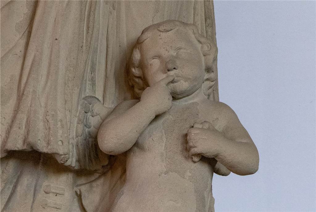 Versteckte Botschaft und ein Loch: Geheimnisse der Vredener Pfarrkirche Der kleine Engel an der Nepomuk-Statue symbolisiert die Verschwiegenheit der Beichtväter.