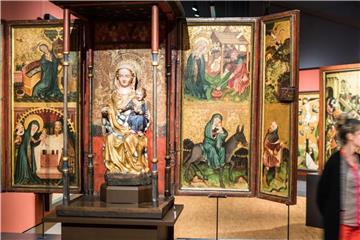 Der Kleine Friedberger Altar (l), dessen Madonna um das Jahr 1330 entstand. Foto: Frank Rumpenhorst