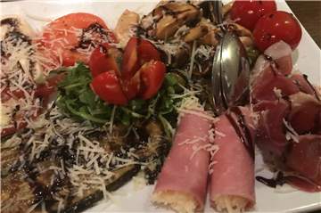 Der kleine italienischen Vorspeisenteller war tatsächilch ganz schön groß.
