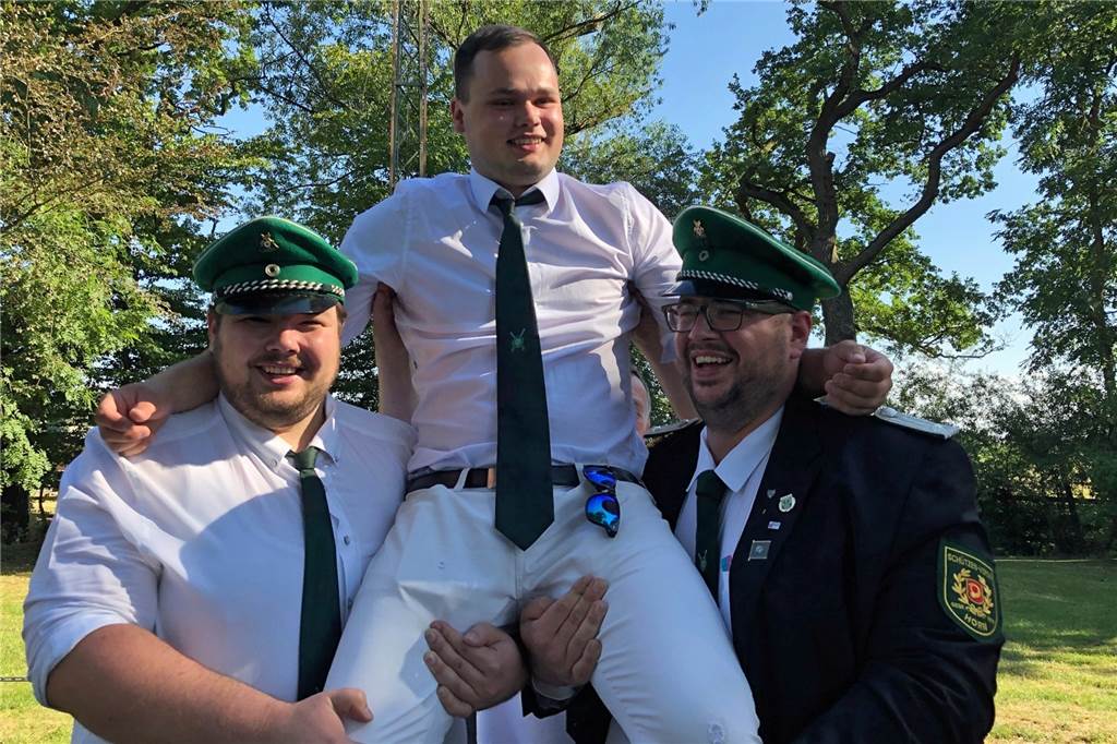 Der kleine König, oder auch Flaschenkönig genannt, ist Domenic Krieter, hier auf den Schultern seiner Kameraden.