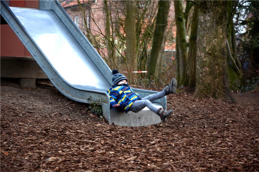 Neuer Spielplatz für die Südlohner Grundschule wird deutlich teurer als geplant Der kleine Malte freut sich zwar auch über die Rutsche an der St. Vitusgrundschule, doch insgesamt sieht der Spielplatz dort im Moment eher traurig aus. Neue Geräte sollen in den Sommerferien aufgestellt werden – wenn der Rat zustimmt.