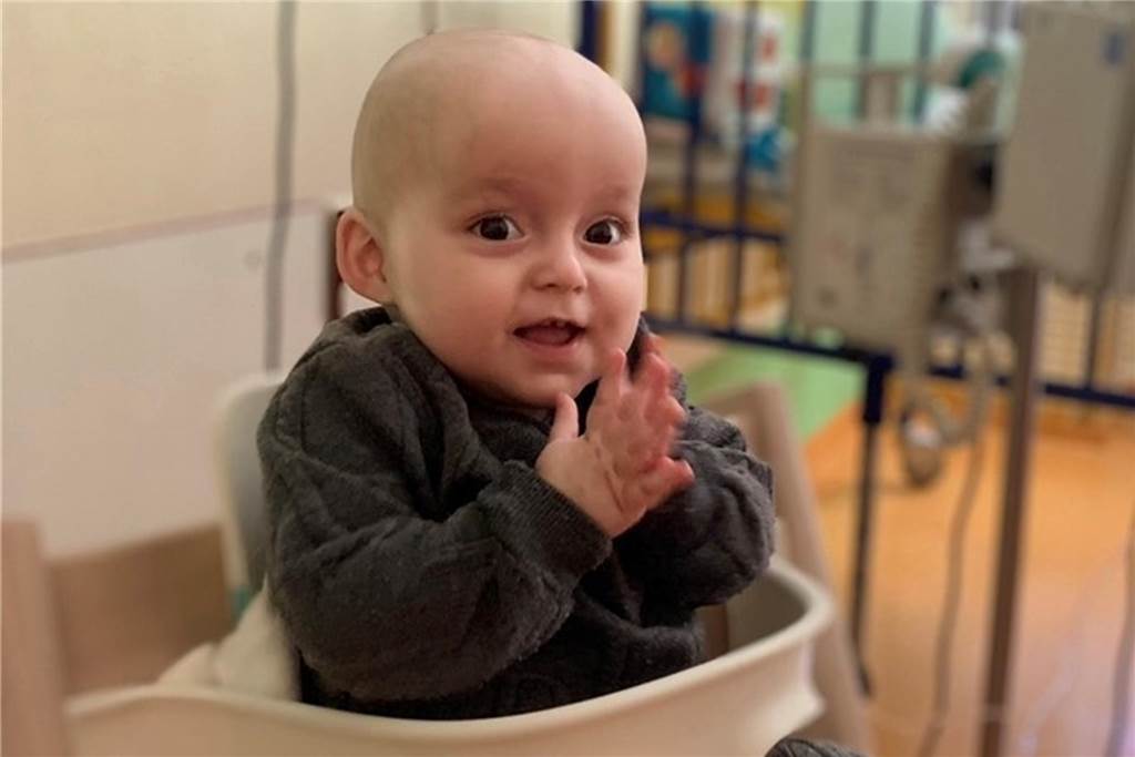 Hoffnung für Metehan: Mehr als 1000 Menschen wollen sein Leben retten Der kleine Metehan während der Behandlung in der Dortmunder Kinnderklinik