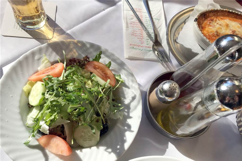 Wir testen Schwerter Restaurants: Das „Miramare“ lockt mit kleinen Portionen am Mittag Der kleine Salat kam etwas robust daher.