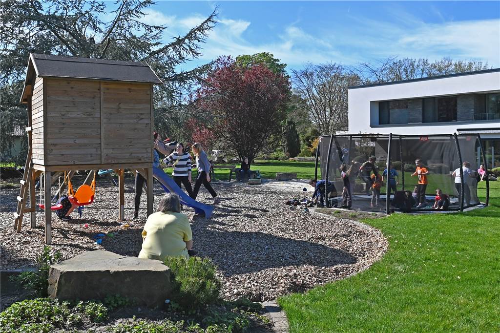 Dorstener Nachbarschaft feiert mit Geflüchteten aus der Ukraine Ostern (mit Video) Ukrainische Kinder auf einem Spielplatz eines Privathauses an der Gladbecker Straße.