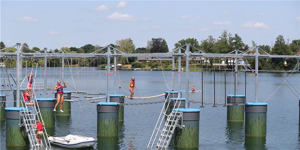 Kletter-Spaß auf dem Ternscher See: Hochseilgarten „Aqua Climb“ hat eröffnet Der Kletterpark mitten im Ternscher See hat geöffnet. Es ist der größte schwimmende Hochseilgarten in Deutschland.
