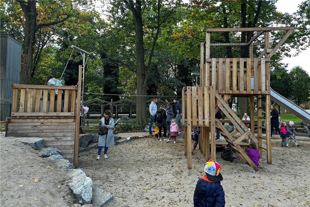 Wernes Kinder sind begeistert von Spielplatz am Gradierwerk Kinder spielen um und auf einem hölzernen Kletterturm.
