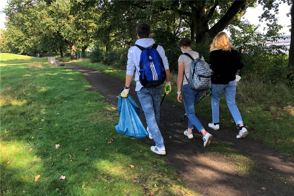 „Härtet ab, aber was kommt noch?“ - Wie Jugendliche in ihre Zukunft blicken Drei Jugendliche sammeln Müll im Westufer-Park.