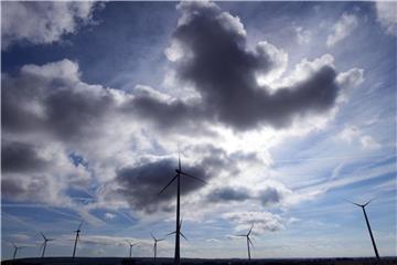 Der Klimawandel verändert auch die Arbeitswelt. Im Bereich der erneuerbaren Energien werden Fachkräfte gesucht. Foto: Martin Schut