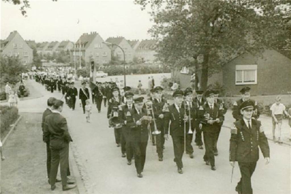 Alstedde: Eigentlich alles super - nur für Kinder und Jugendliche gibt es wenig Angebote Der Knappenverein Alstedde bei der Bergparade 1963.