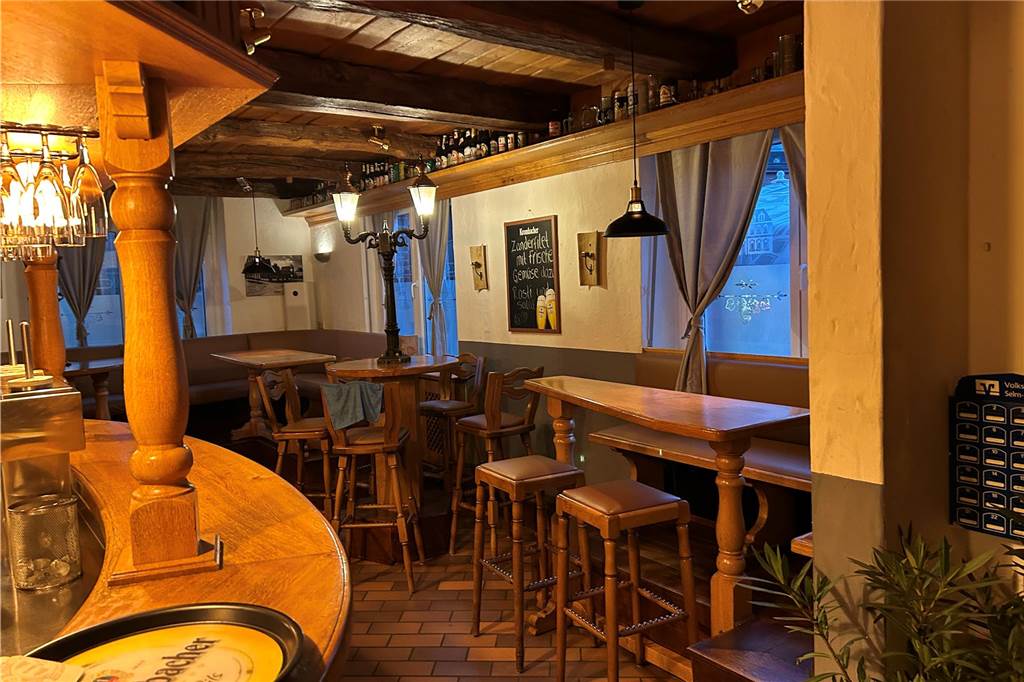 Familie Hamidovic betreibt das Gasthaus Suer mit Leidenschaft Eine THeke und mehrere Tische und Stühle aus hellem Holz