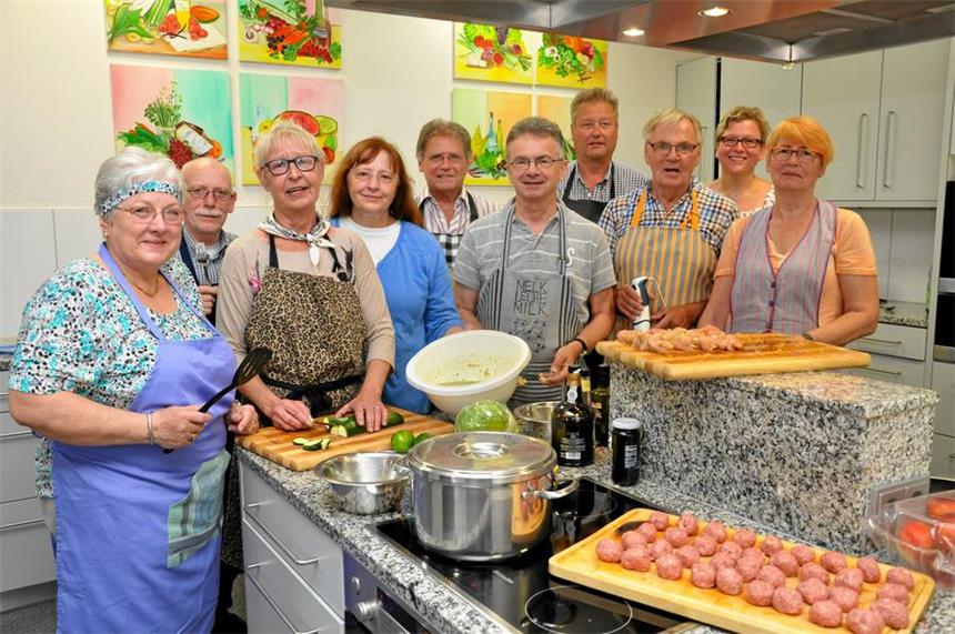 Der Kochkurs der Familienbildungsstätte Selm mit Ernährungs-Expertin Petra Gerlitz ist beliebt. Die Teilnehmer haben viel Spaß daran, gemeinsam leckere Gerichte zu kreieren.
