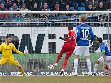 Der Kölner Anthony Modeste (M) trifft zum 3:0 gegen Darmstadt. Foto: Thorsten Wagner