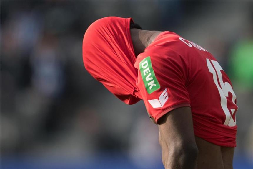 Selke raubt Köln den Glauben - Neuer Coach bald klar Der Kölner Jhon Cordoba kann die Niederlage in Berlin nicht fassen. Foto: Ralf Hirschberger