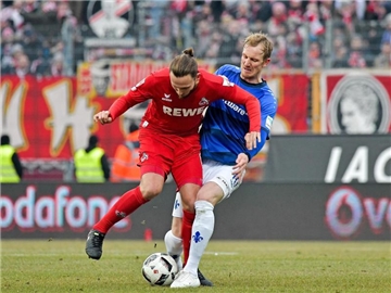 Der Kölner Marco Höger (l) im Duell mit Darmstadts Jan Rosenthal. Foto: Thorsten Wagner