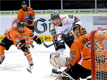 Der Kölner Shawn Lalonde (2.v.r) macht den Punkt zum 3:5 gegen die Grizzlys Wolfsburg. Wolfsburgs Torwart Felix Brückmann (r) und Christoph Höhenleitner sehen hilflos dabei zu. Foto: Peter Steffen