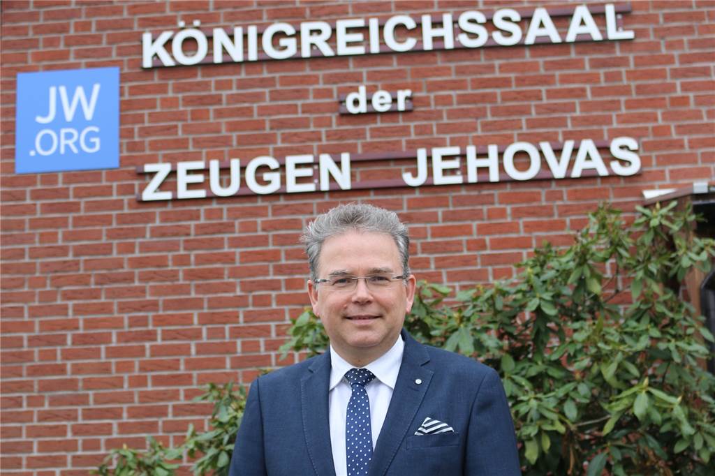 Unterwegs mit einem Zeugen Jehovas: Der Schwerter Klaus Bullmann lebt nach strengen Regeln Der Königreichssaal in Hagen. Hierher kommt Bullmann zwei Mal die Woche, um an den Versammlungen teilzunehmen und ist dabei stets adrett gekleidet.