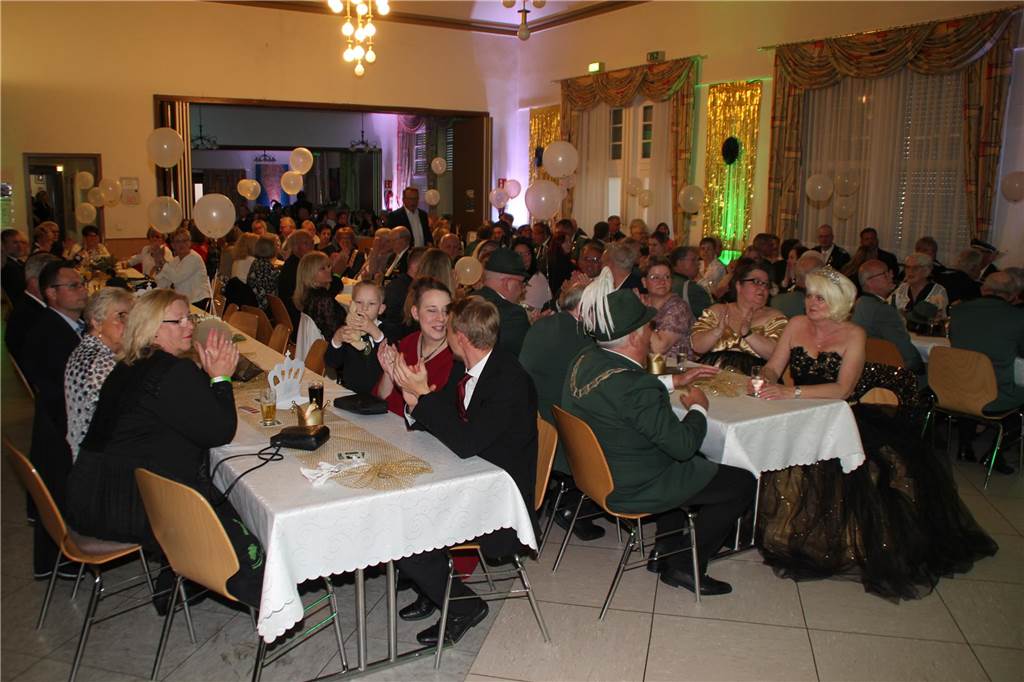 Weiter Blick über die Besucher der Veranstaltung.