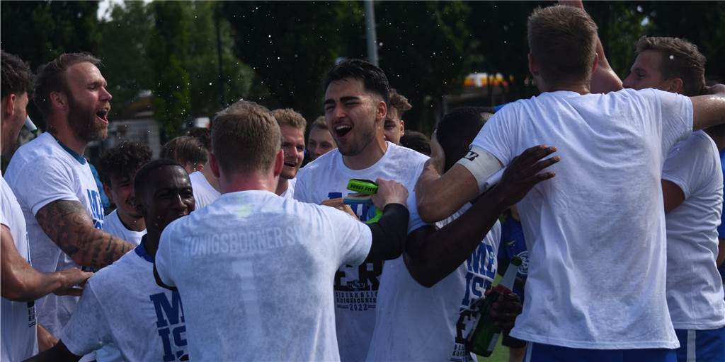 Mit dem Schulbus in die Landesliga: Königsborner SV feiert den Aufstieg! Der Königsborner SV bejubelte nach dem Spiel die Meisterschaft und feierte lautstark im Hoeschpark.
