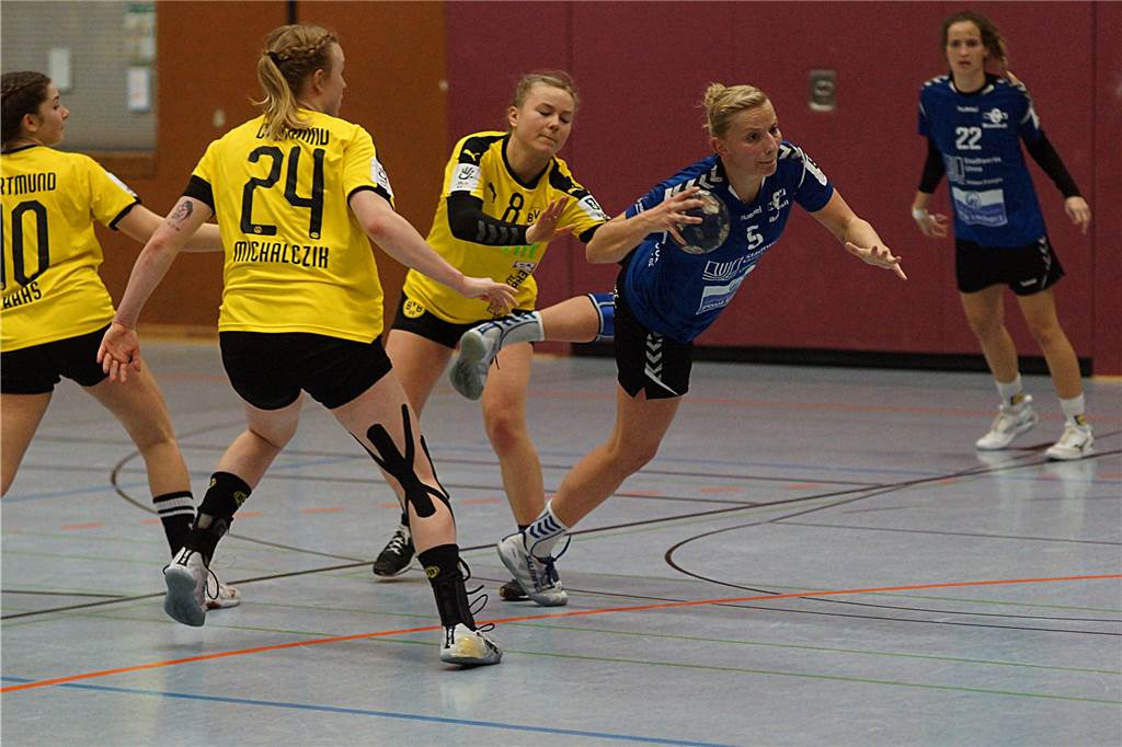 Spielplan ist da - KSV-Coach Harbach kritisiert die DHB-Pläne: „Die Regularien sind Wahnsinn“ Der Königsborner SV - hier mit Melanie Webers am Ball - trifft auch in der neuen Saison wieder auf die Bundesliga-Reserve des amtierenden Deutschen Meisters Borussia Dortmund.