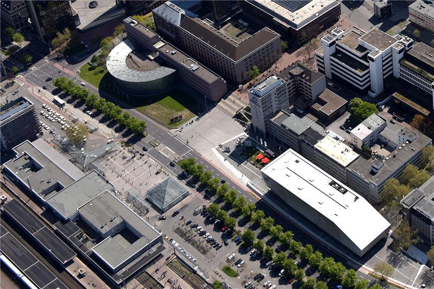 Fußgänger vor dem Hauptbahnhof von zwei Autos erfasst Der Königswall zwischen Katharinentreppe, Fußballmuseum und Hauptbahnhof.