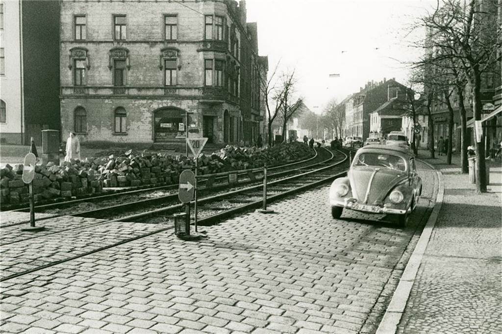 Körne: Kein Ort für Radler, aber einer mit guter Versorgung Der Körner Hellweg 1958. Die Straße ist eine der größten Verkehrsachsen der Stadt.