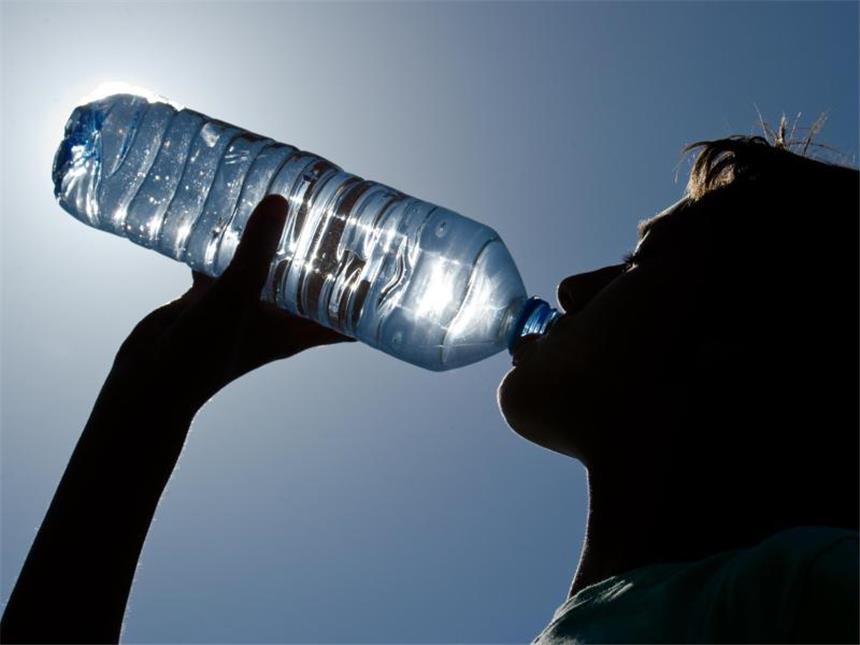 Was bei der Hitze für Mensch und Tier wichtig ist Der Körper braucht Wasser. Gerade bei den aktuellen Temperaturen ist genügend trinken sehr wichtig. Foto: Patrick Pleul