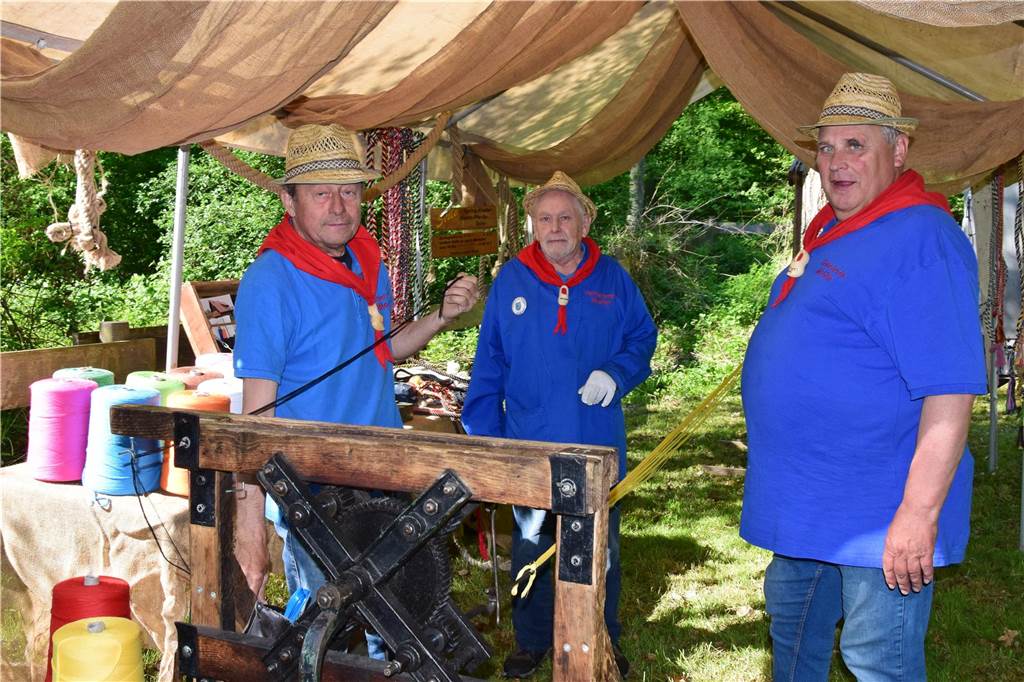 Der Kohlenmeiler in der Haard zog am Maifeiertag wieder Hunderte zum Auftakt mit einem tollen Rahmenprogramm nach Flaesheim.