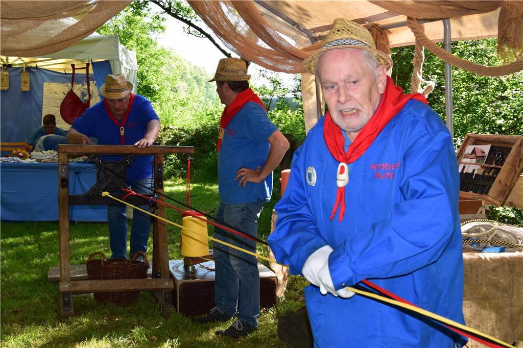 Der Kohlenmeiler in der Haard zog am Maifeiertag wieder Hunderte zum Auftakt mit einem tollen Rahmenprogramm nach Flaesheim.
