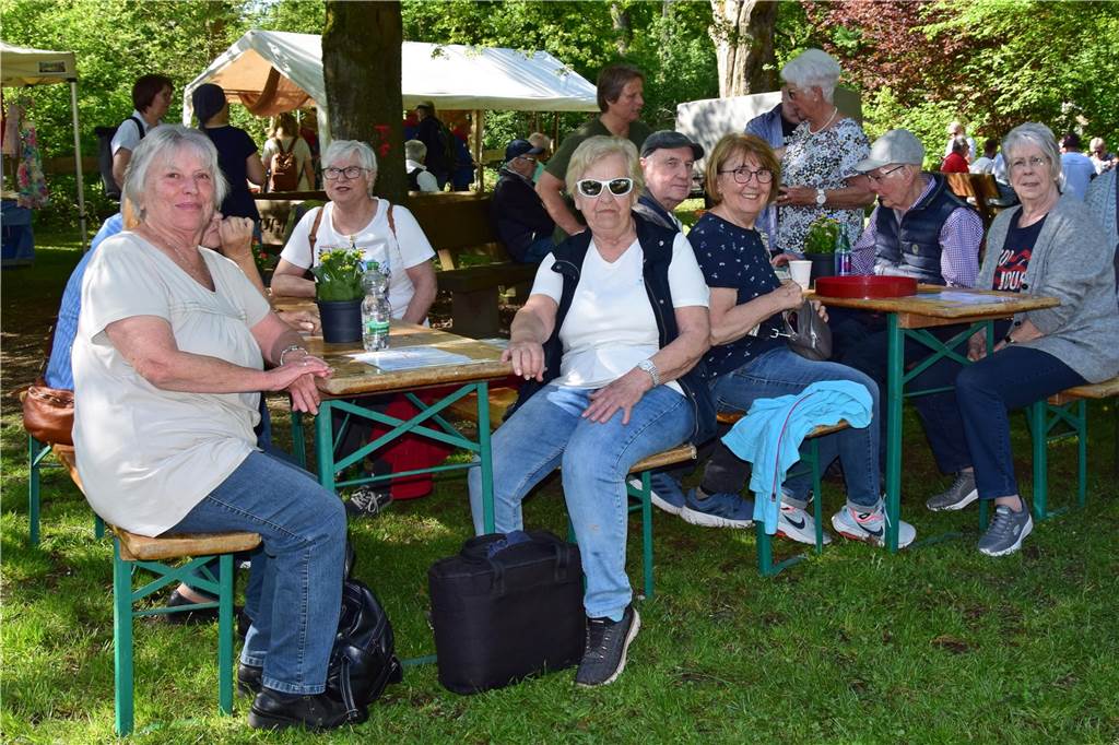 Der Kohlenmeiler in der Haard zog am Maifeiertag wieder Hunderte zum Auftakt mit einem tollen Rahmenprogramm nach Flaesheim.