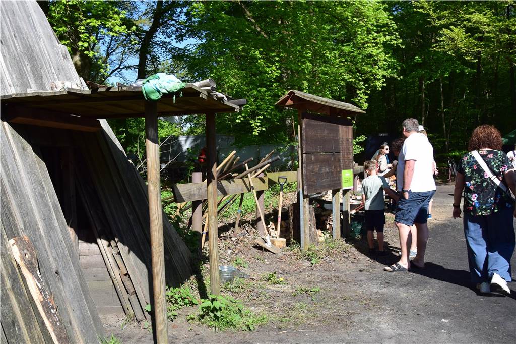 Der Kohlenmeiler in der Haard zog am Maifeiertag wieder Hunderte zum Auftakt mit einem tollen Rahmenprogramm nach Flaesheim.