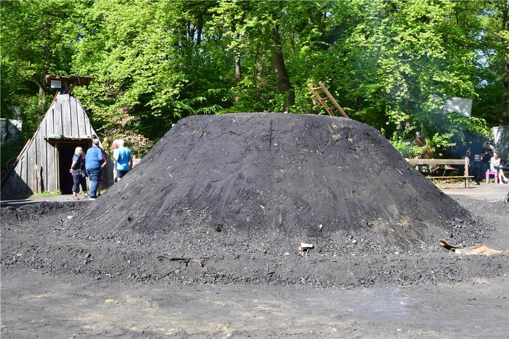 Der Kohlenmeiler in der Haard zog am Maifeiertag wieder Hunderte zum Auftakt mit einem tollen Rahmenprogramm nach Flaesheim.