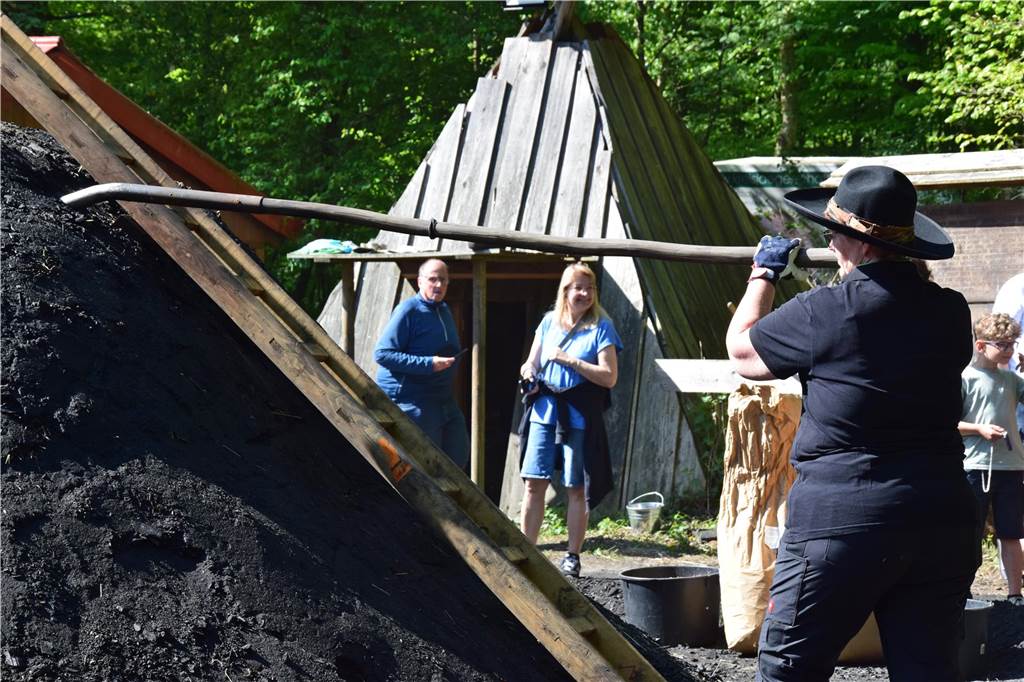 Der Kohlenmeiler in der Haard zog am Maifeiertag wieder Hunderte zum Auftakt mit einem tollen Rahmenprogramm nach Flaesheim.
