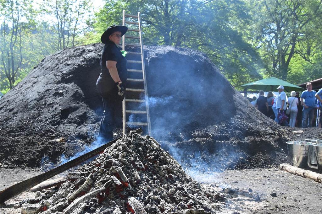 Der Kohlenmeiler in der Haard zog am Maifeiertag wieder Hunderte zum Auftakt mit einem tollen Rahmenprogramm nach Flaesheim.