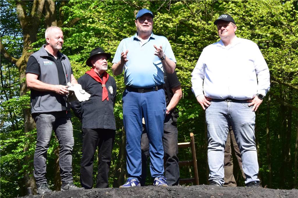 Der Kohlenmeiler in der Haard zog am Maifeiertag wieder Hunderte zum Auftakt mit einem tollen Rahmenprogramm nach Flaesheim.