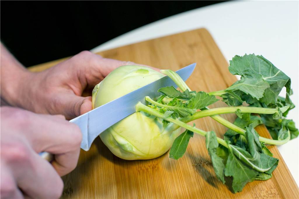 Ökologische Kurzsichtigkeit: Amerikanische Roteiche als Deutschlands Baum des Jahres Mit einem Messer trennt jemand die Blätter und Stiele von einem Kohlrabi.