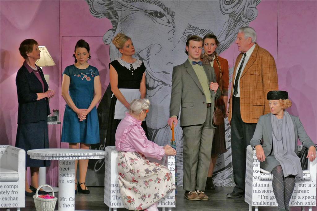 Crime-Time mit Miss Marple im Vredener Theater- und Konzertsaal Der Kommissar Craddock (Karl-Heinz Barthelmeus, 7.v.l.) befragt die Anwesenden nach dem Mord an Rudi Schwarz. Miss Marple (Gundula Piepenbring, r.) hört geduldig zu.