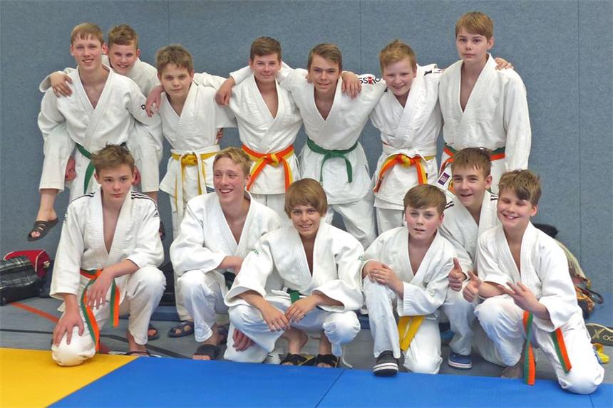 Nahtloser Übergang von der Jugend zu den Herren Der komplette Kader der Rauxeler U16-Judoka auf einen Blick. Mit (hinten v.l.) Sören Reschke, Nik Ruthmann, Simon Nachtwey, Lorenzo Terlohr, Jan Tempel, Jona Witkiewicz und Tristan Böhnke sowie (vorne v.l.) Hauke Krugmeier, Mathis Reschke, Felix Hansch, Rian Benedens, Christoph Preller und Marcel Neels startete die Mannschaft in die Bezirksliga-Saison.