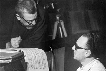 Der Komponist Bernd Alois Zimmermann (l) im Gespräch mit dem Dirigenten Michael Gielen (1965). Foto: Otto Noecker