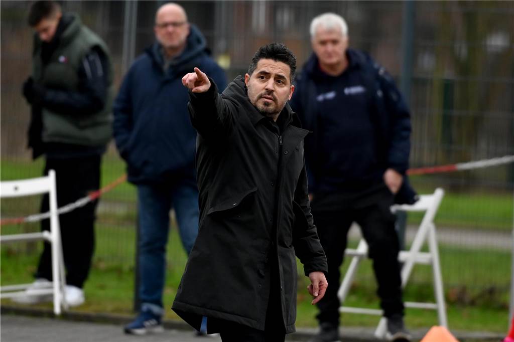 Serkan Özsakis soll Werner SC II zu erfolgreicher Zukunft führen Kurtulus Öztürk zeigt auf etwas.