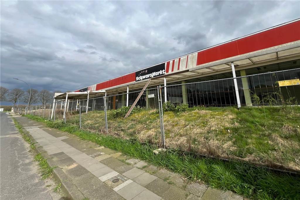 Immobilien: Hier können Bürger den Traum vom Eigenheim verwirklichen Ein ehemaliges Geschäft befindet sich hinter einem Bauzaun. Über der Ladenfront steht der Name "Schwarzmarkt".