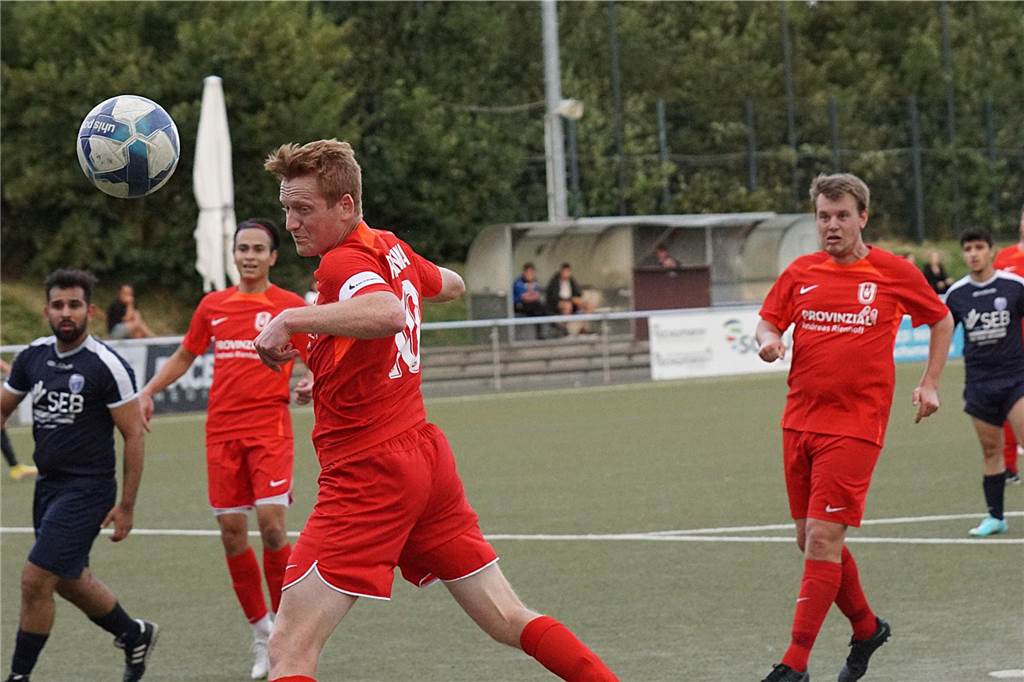 Der Kopfball von Jonas Appelhoff (RWU in Rot) landete im Toraus