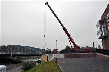 Der Kran setzte die GDRM-Anlage ab. Die Baumaßnahme sorgte für lange Staus.