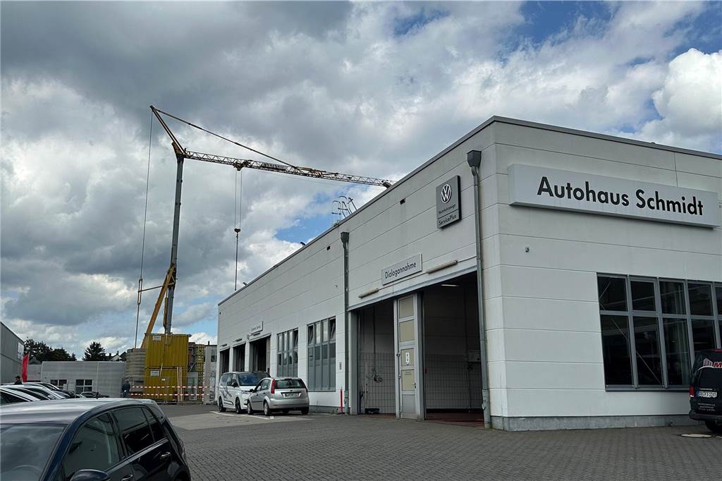 Autowelt Schmidt wird größer: Eigene Ausstellungshalle für neue Marke Halle und Kran