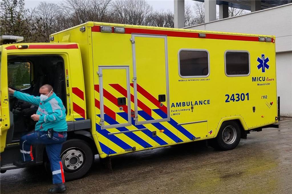 Intensivpatientin aus den Niederlanden wegen Corona nach Ahaus verlegt Der Krankentransporter aus den Niederlanden beförderte am Dienstag (30. November) eine Frau zur Intensivstation in das St.Marien-Krankenhaus in Ahaus.