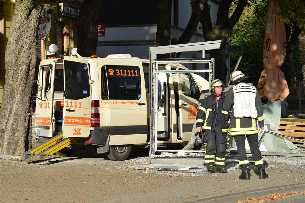 Der Unfall-Krankenwagen mit der zerstörten Bushaltestelle.