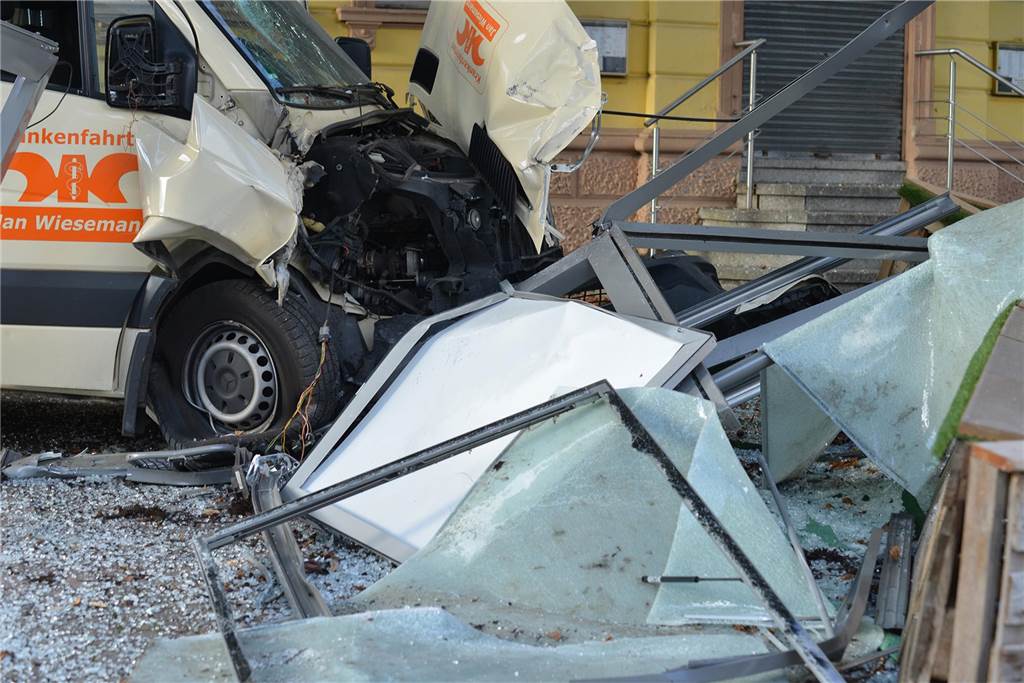 Der Unfall-Krankenwagen mit der zerstörten Bushaltestelle.