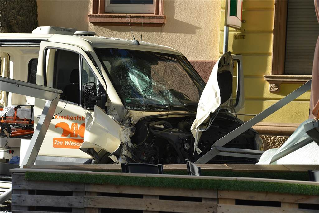 Der Unfall-Krankenwagen mit der zerstörten Bushaltestelle.