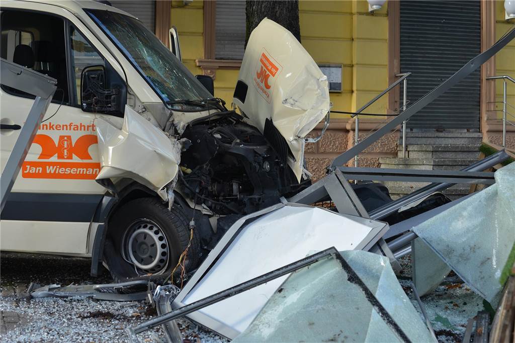 Der Unfall-Krankenwagen mit der zerstörten Bushaltestelle.