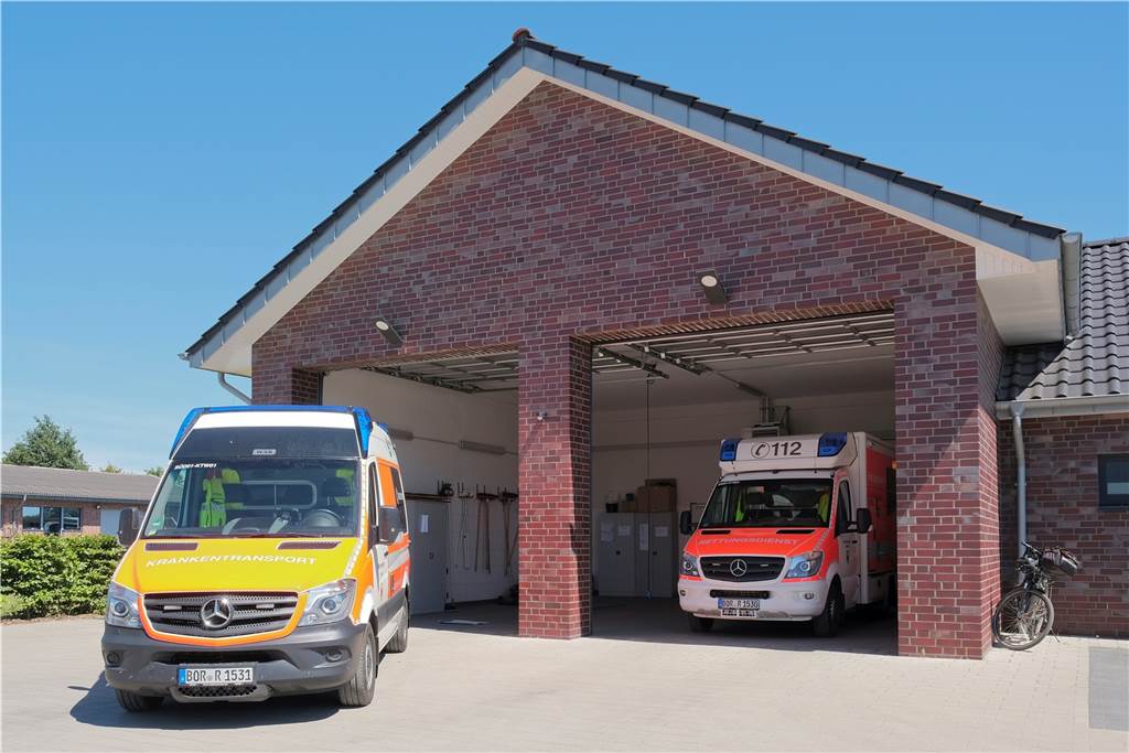 Rettungswagen soll nicht mehr für Krankentransporte genutzt werden Der Krankentransportwagen (l.) und der Rettungstransportwagen an der Südlohner Rettungswache.