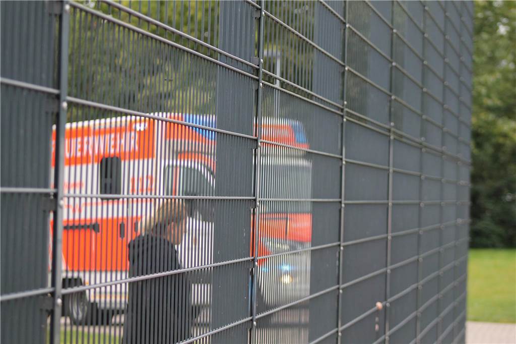 Krankenwagen, Verfolgungsjagd, Schlägerei und Platzverweise: Kamener SC gewinnt gegen den VfK Weddinghofen Der Krankenwagen musste beim Topspiel ebenfalls anrücken.